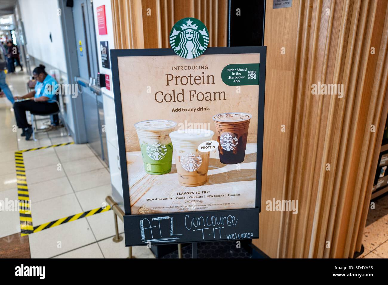 Georgia. 19 ottobre 2025. Firmare per Starbucks Protein Cold Foam Drinks presso Hartsfield-Jackson Atlanta International Airport, Atlanta, Georgia, Stati Uniti, 19 ottobre, 2025. (foto di Smith Collection/Gado/Sipa USA) credito: SIPA USA/Alamy Live News Foto Stock