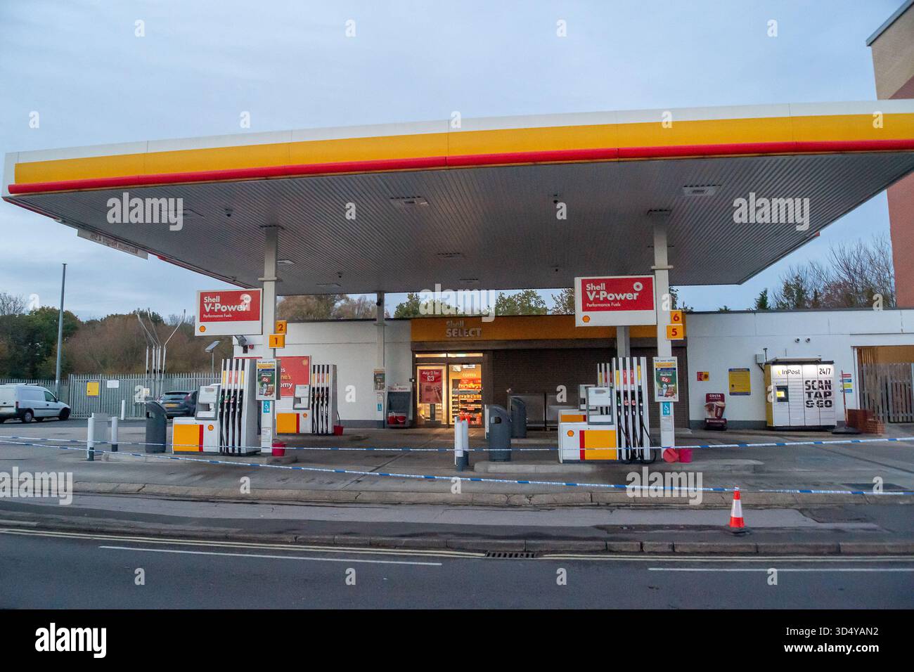 IMMAGINI DEI FILE. Slough, Berkshire, Regno Unito. 14 novembre 2025. Aggiornamento. Matthew Smith, 24 anni, di Iver e Joshua Watt, 24 anni, di Aylesbury sono stati accusati di un capo di sezione 18 ferito intenzionalmente. 12 novembre 2025. La stazione di servizio Shell a Burnham Lane, Slough, Berkshire vicino alla stazione ferroviaria di Burnham rimane circondata dalla polizia di Thames Valley a seguito di un presunto assalto ad una donna avvenuto poco prima dell'1.45 dell'11 novembre 2025. La polizia di Thames Valley ha dichiarato: "Una donna ha subito gravi lesioni mortali e rimane in ospedale in questo momento Foto Stock