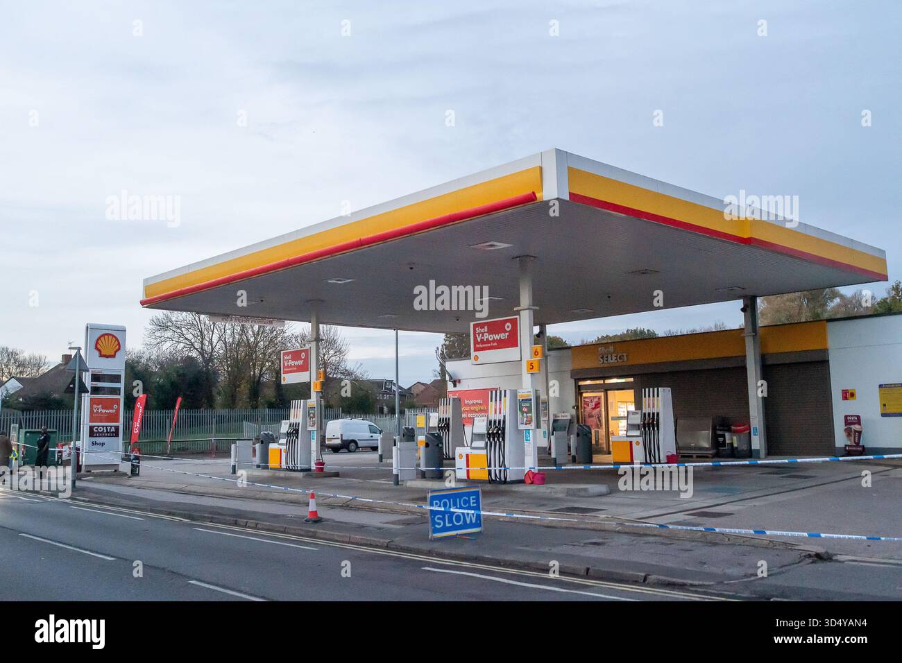 IMMAGINI DEI FILE. Slough, Berkshire, Regno Unito. 14 novembre 2025. Aggiornamento. Matthew Smith, 24 anni, di Iver e Joshua Watt, 24 anni, di Aylesbury sono stati accusati di un capo di sezione 18 ferito intenzionalmente. 12 novembre 2025. La stazione di servizio Shell a Burnham Lane, Slough, Berkshire vicino alla stazione ferroviaria di Burnham rimane circondata dalla polizia di Thames Valley a seguito di un presunto assalto ad una donna avvenuto poco prima dell'1.45 dell'11 novembre 2025. La polizia di Thames Valley ha dichiarato: "Una donna ha subito gravi lesioni mortali e rimane in ospedale in questo momento Foto Stock