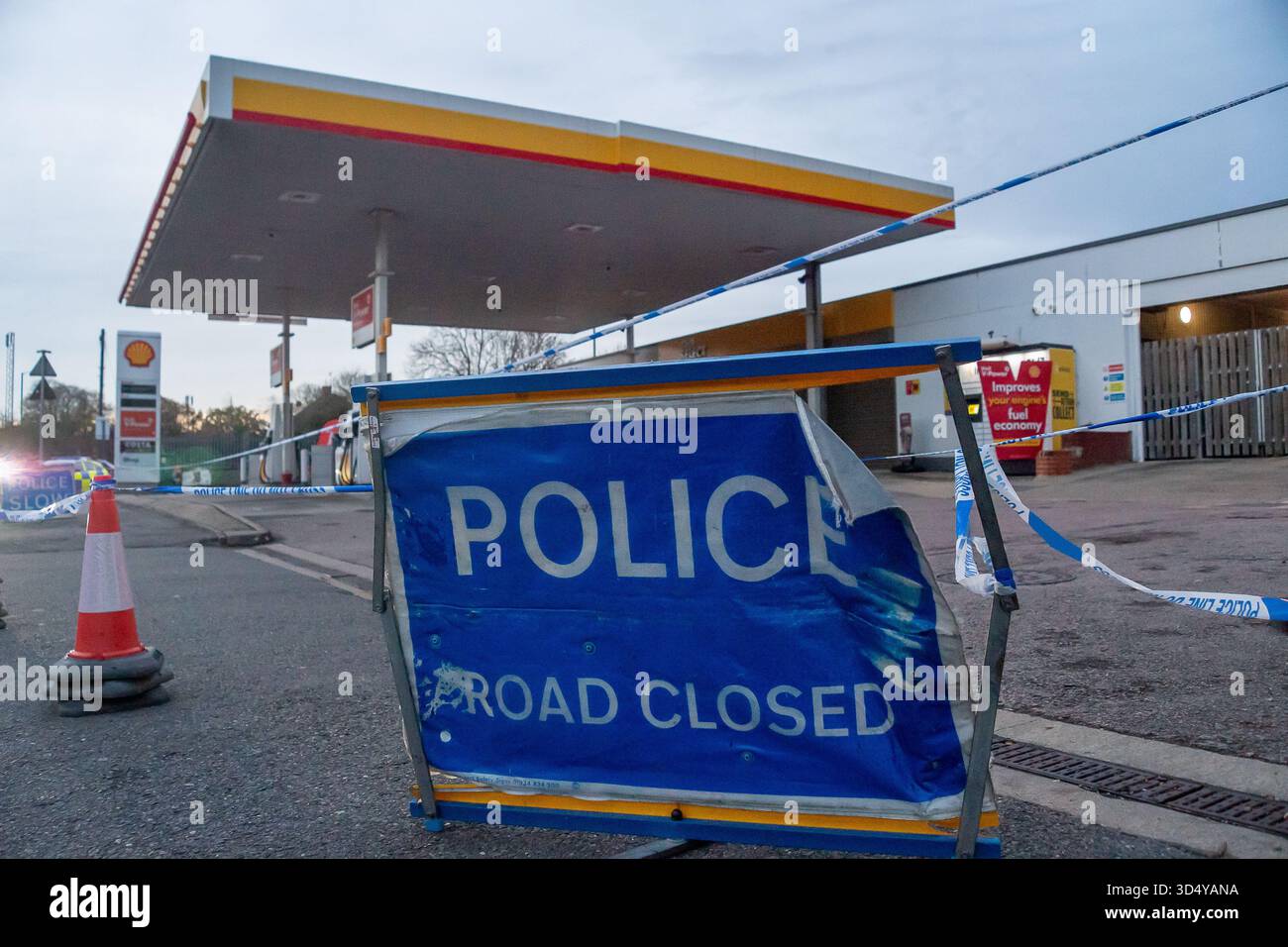 IMMAGINI DEI FILE. Slough, Berkshire, Regno Unito. 14 novembre 2025. Aggiornamento. Matthew Smith, 24 anni, di Iver e Joshua Watt, 24 anni, di Aylesbury sono stati accusati di un capo di sezione 18 ferito intenzionalmente. 12 novembre 2025. La stazione di servizio Shell a Burnham Lane, Slough, Berkshire vicino alla stazione ferroviaria di Burnham rimane circondata dalla polizia di Thames Valley a seguito di un presunto assalto ad una donna avvenuto poco prima dell'1.45 dell'11 novembre 2025. La polizia di Thames Valley ha dichiarato: "Una donna ha subito gravi lesioni mortali e rimane in ospedale in questo momento Foto Stock