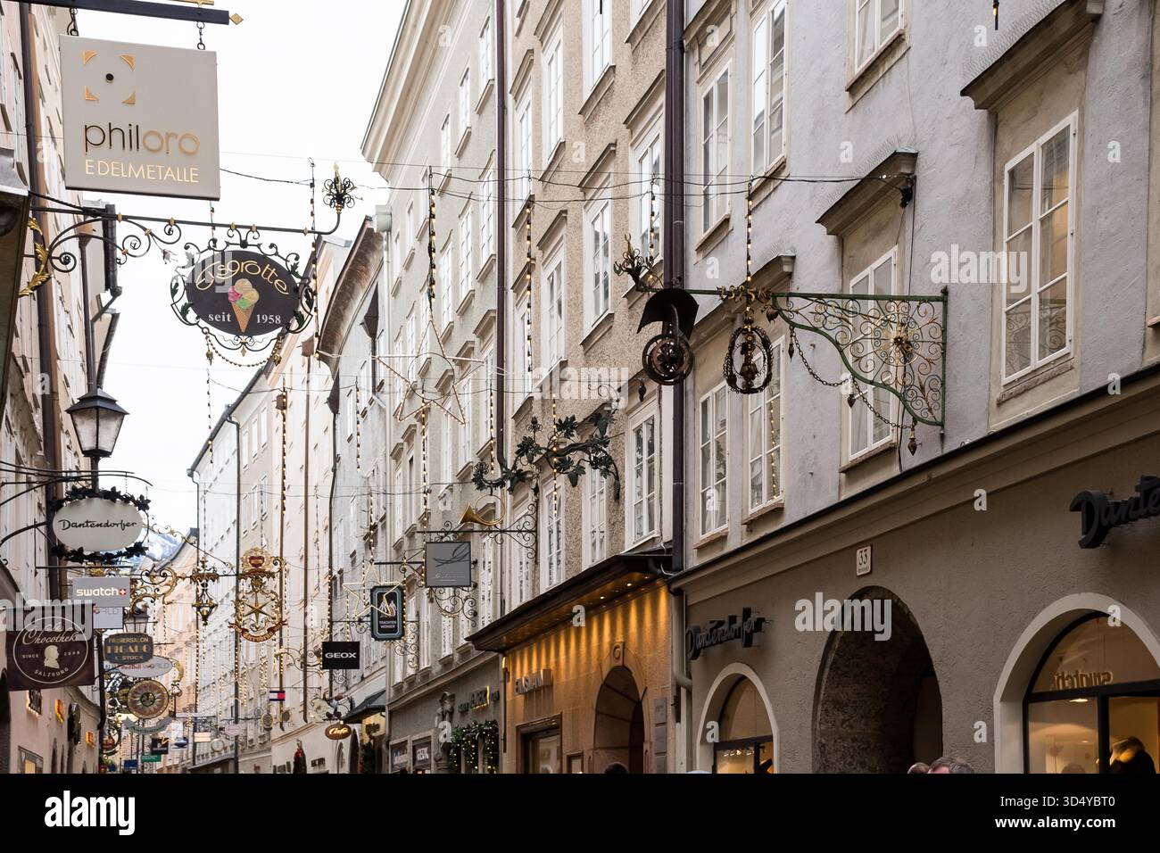 Salisburgo, Austria - 4 gennaio 2015 - affascinante strada europea con architettura storica e cartelli sospesi. Foto Stock