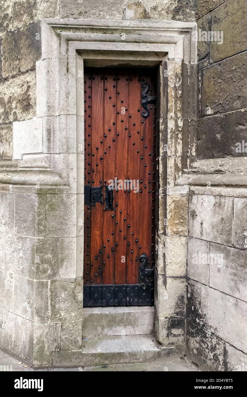 Gand, Belgio - 25 agosto 2018 - storica porta in legno con pareti in pietra ornata. Foto Stock