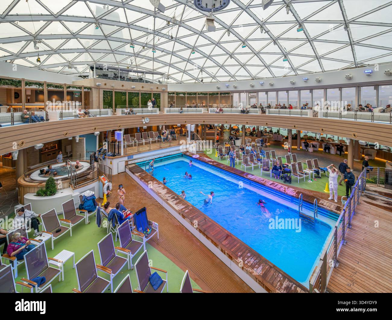 Piscina coperta sulla nave da crociera P&o Iona Foto Stock