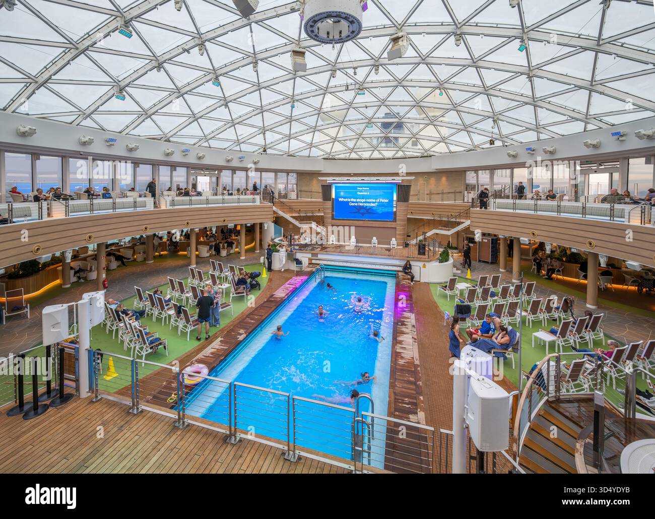Piscina coperta sulla nave da crociera P&o Iona Foto Stock