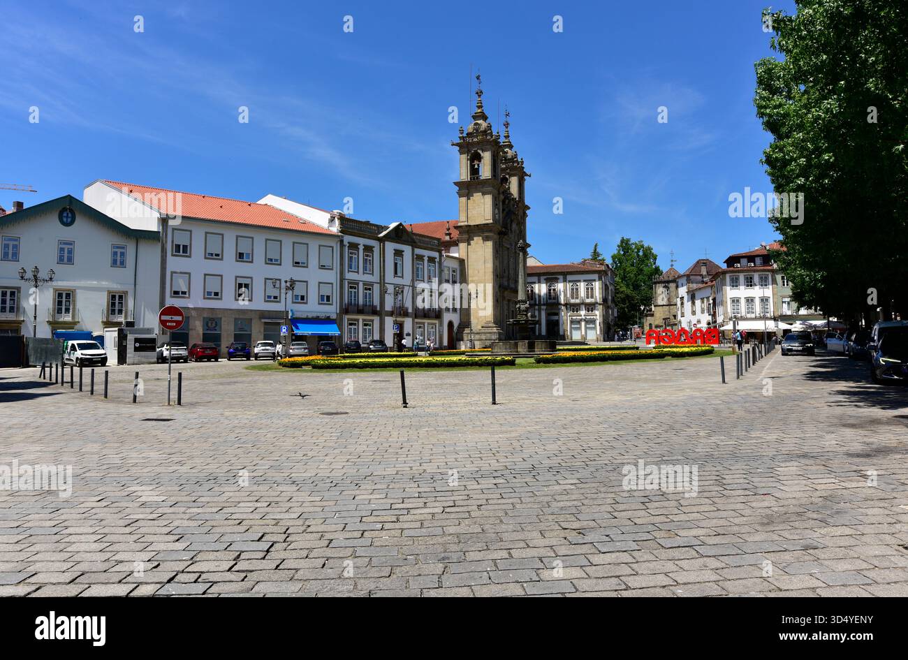 Braga. Largo Carlos Amarante con la chiesa di Santa Cruz. Portogallo. Foto Stock
