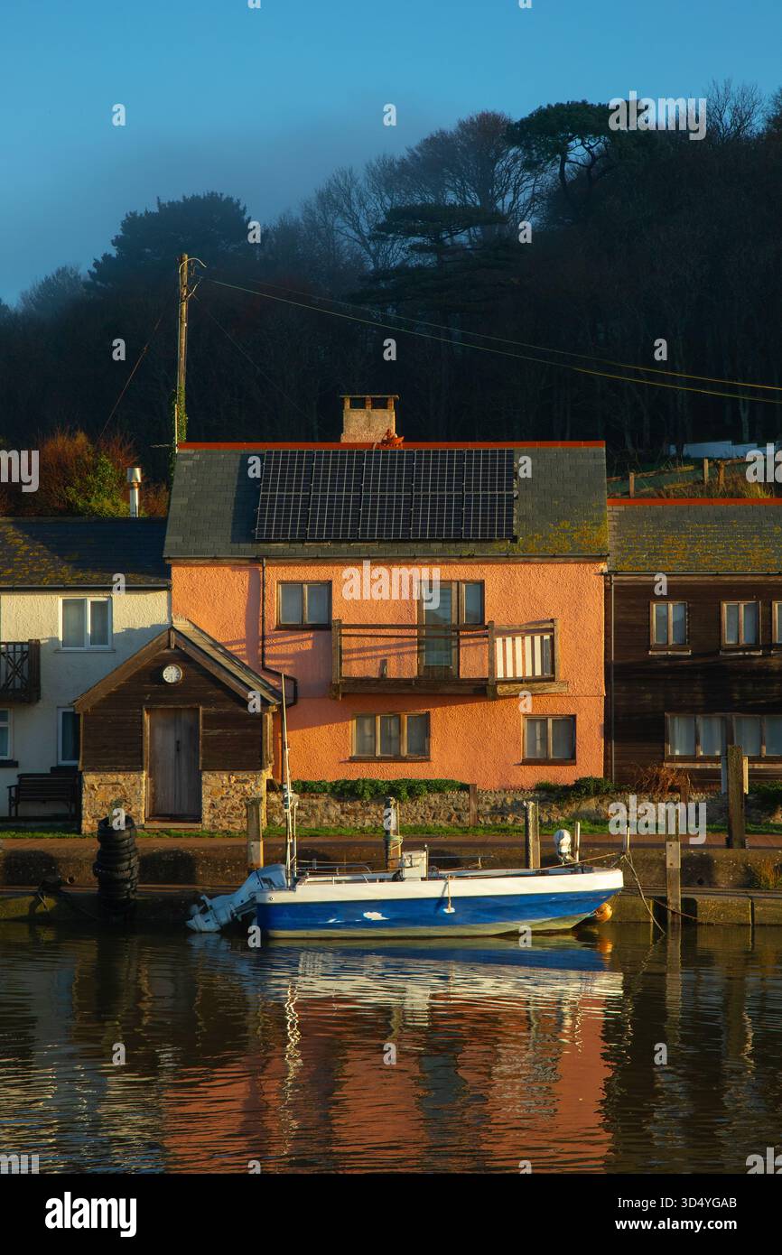 Villaggio di pescatori di Axmouth sulla riva orientale dell'estuario del fiume Axe nel Devon orientale Foto Stock
