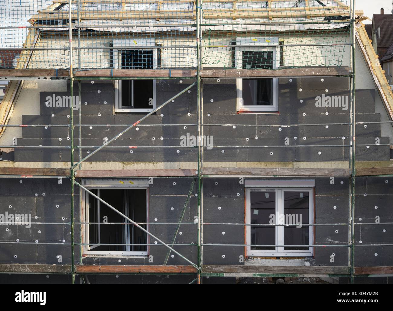 Ristrutturazione energetica di un edificio di appartamenti, ristrutturazione di un vecchio edificio, isolamento termico, nuove finestre, impalcature, Stoccarda Foto Stock