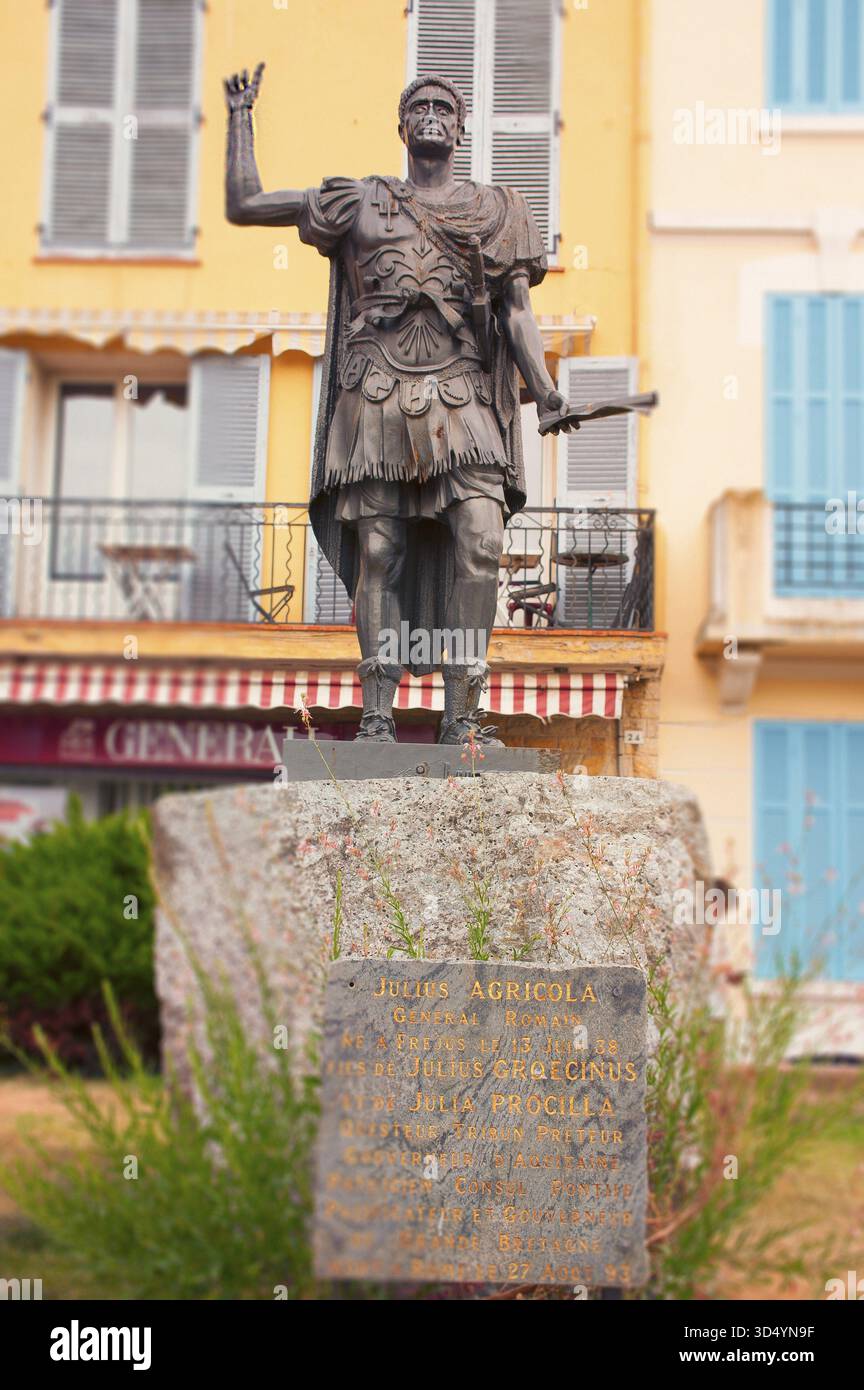 Statua di Giulio agricola, generale romano, noto principalmente come sovrano della Gran Bretagna, Frejus, regione Provenza-Alpi-Costa Azzurra, Francia Foto Stock