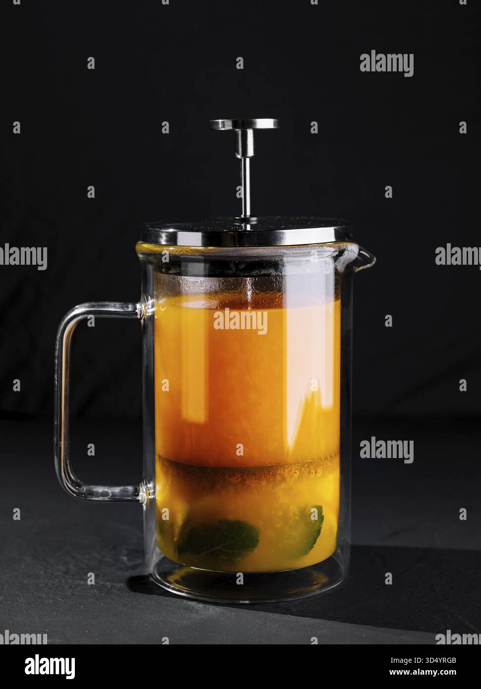 Cibo, stampa francese limpida ripiena di tè aromatico su sfondo scuro, che raffigura un momento rinfrescante di bevanda Foto Stock