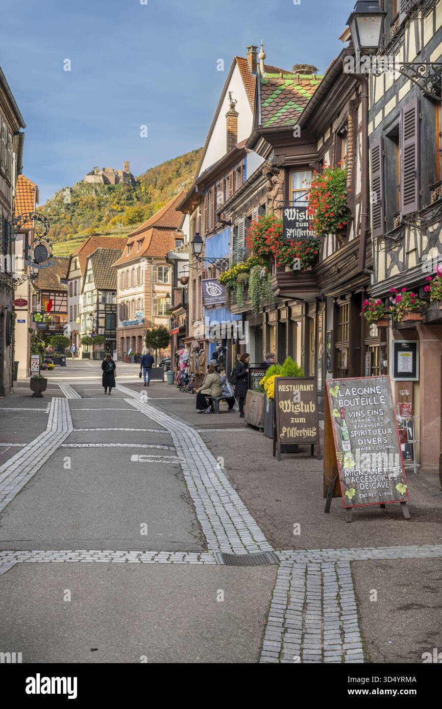 La Grand Rue, Ribeauville, Haut-Rhin, Grand Est, Francia Foto Stock