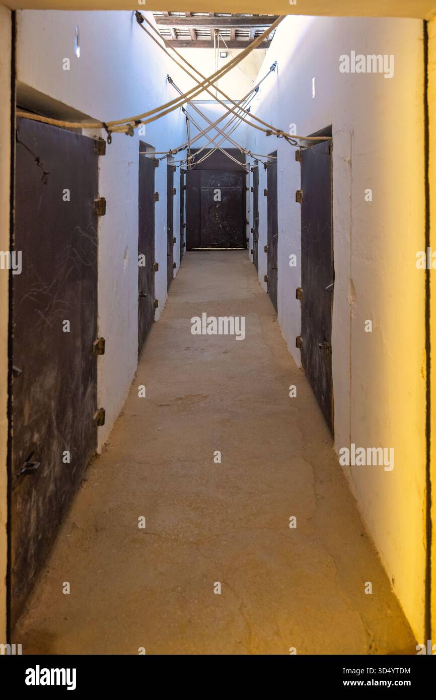 Ronda, Spagna - 4 settembre 2024: Plaza de Toros, un'arena a Ronda. Lungo corridoio con porte scure e corde sospese in un vecchio edificio. Foto Stock