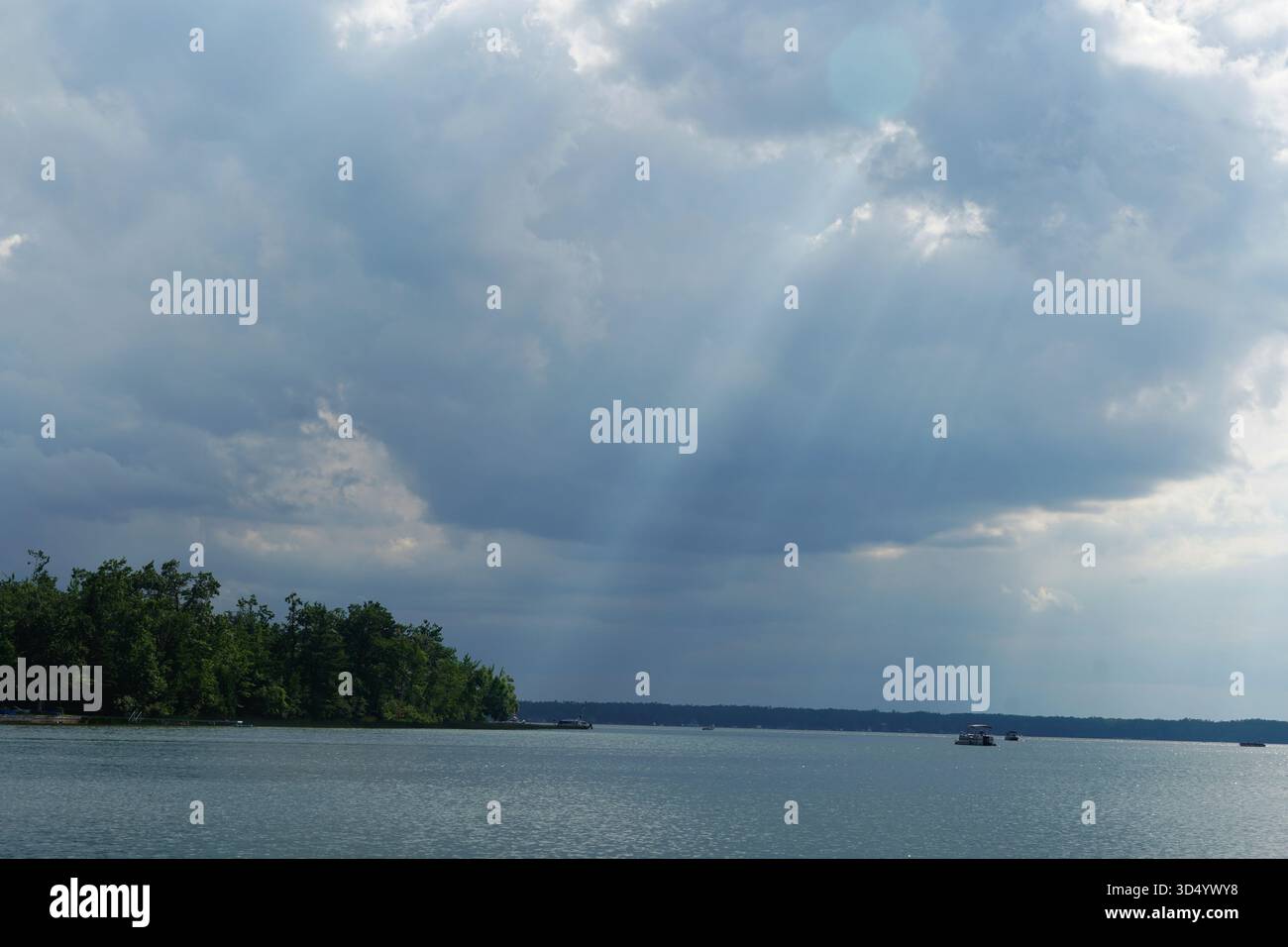 Pioggia sopra un lago Foto Stock