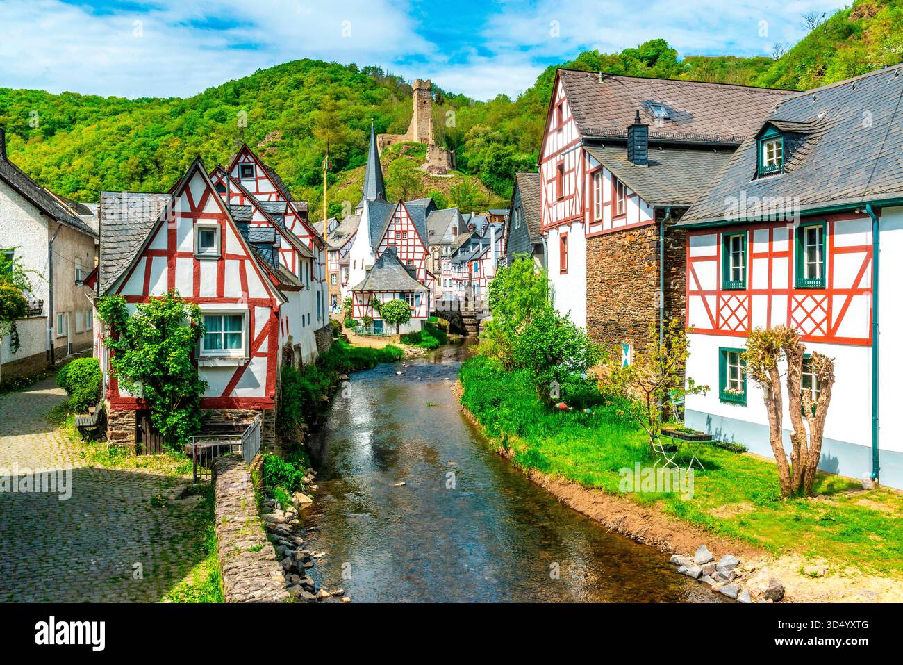 Pittoresk vakwerkdorp Monreal aan rivier de Elz, Eifel, Duitsland Foto Stock