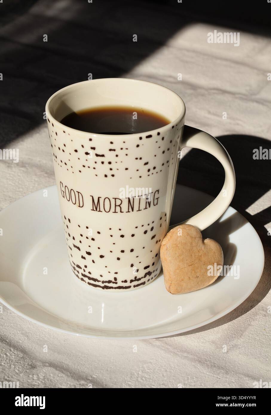Buongiorno caffè con biscotto a forma di cuore Foto Stock