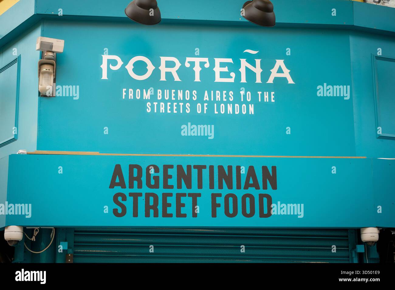 LONDRA - 13 OTTOBRE 2025: Porteña - Argentinian Street Food da Buenos Aires al Brixton Village Market, Londra sud Foto Stock