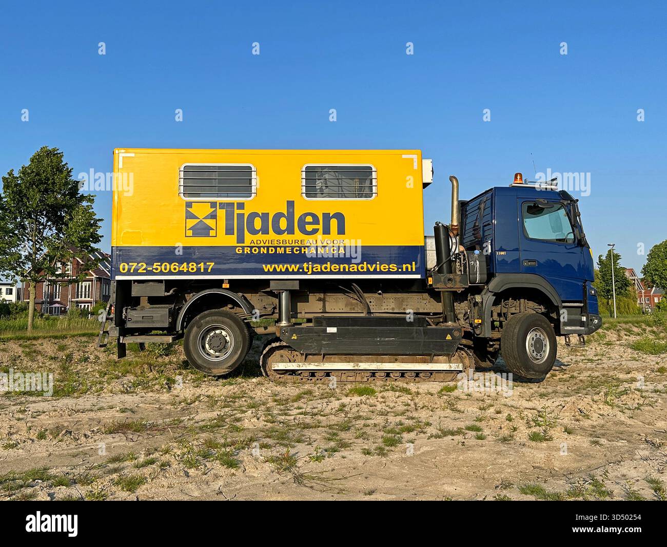 Almere, Paesi Bassi - 8 giugno 2023: Autocarro olandese per la meccanica del suolo in un cantiere edile. Foto Stock