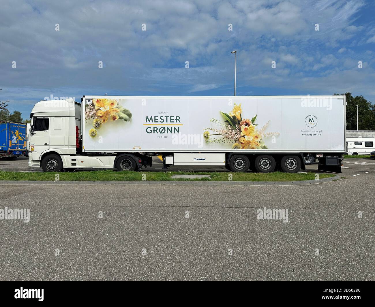 Breda, Paesi Bassi - 16 agosto 2023: Camion di consegna Mester Gronn parcheggiato in un parcheggio pubblico. Foto Stock