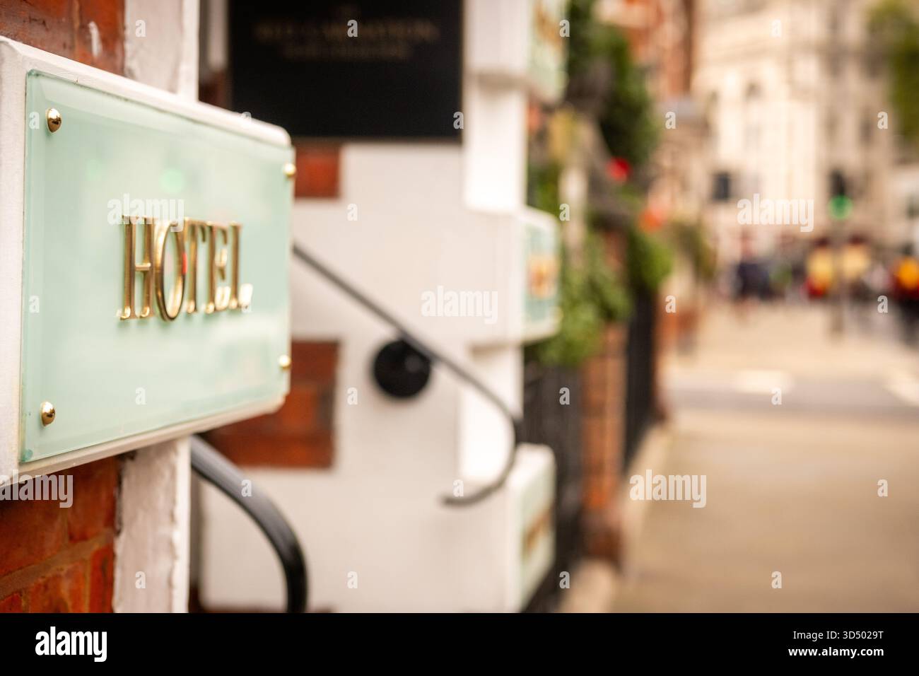 Insegna dell'hotel con sfondo sfocato di London Street Foto Stock