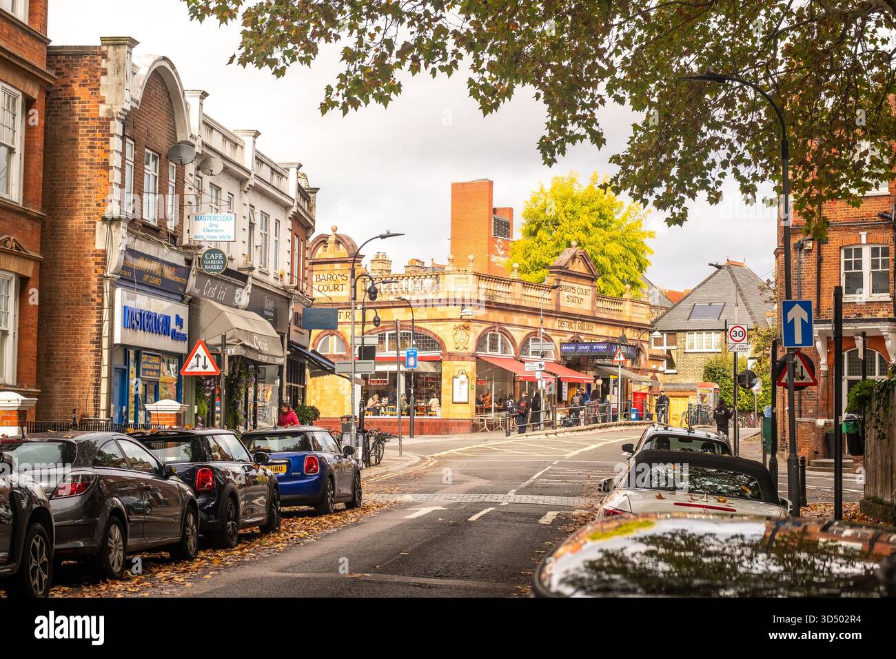 LONDRA - 21 OTTOBRE 2025: Ingresso storico della Barons Court Station su Gliddon Road, District & Piccadilly Line Foto Stock