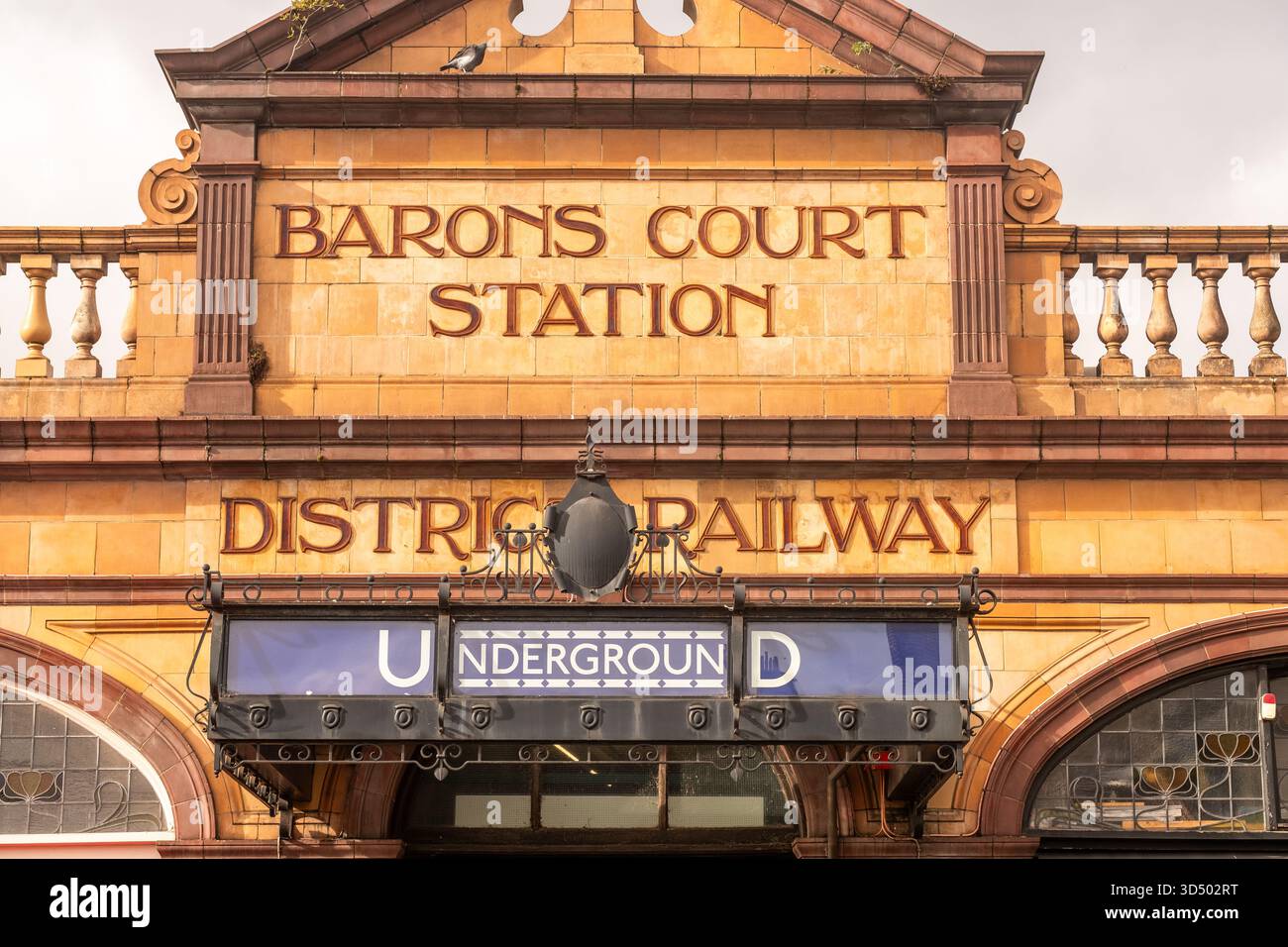 LONDRA - 21 OTTOBRE 2025: Ingresso storico della Barons Court Station su Gliddon Road, District & Piccadilly Line Foto Stock