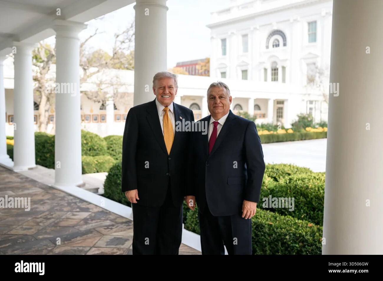 Il presidente Donald J. Trump cammina con il primo ministro ungherese Viktor Orbán lungo il colonnato della Casa Bianca durante la loro visita bilaterale per discutere di sicurezza energetica, sanzioni petrolifere russe e cooperazione economica. Per gentile concessione della Casa Bianca Foto Stock