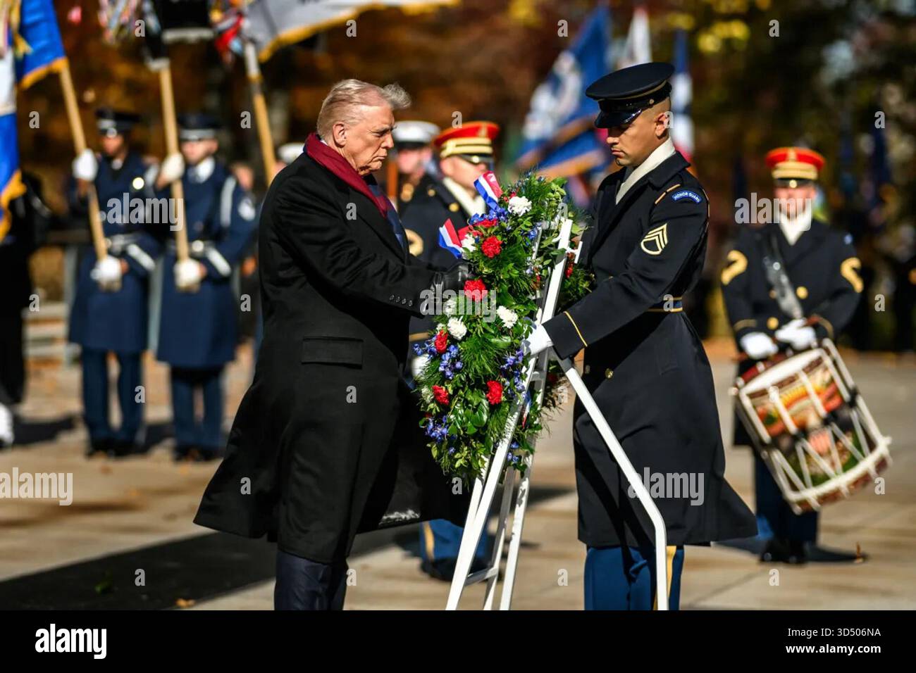 Il presidente Donald J. Trump partecipa a una cerimonia di deposizione delle ghirlande presso la Tomba del Milite Ignoto durante l'osservanza del Veterans Day presso l'Arlington National Cemetery di Arlington, Virginia. 11 novembre 2025. Per gentile concessione della Casa Bianca. Foto Stock