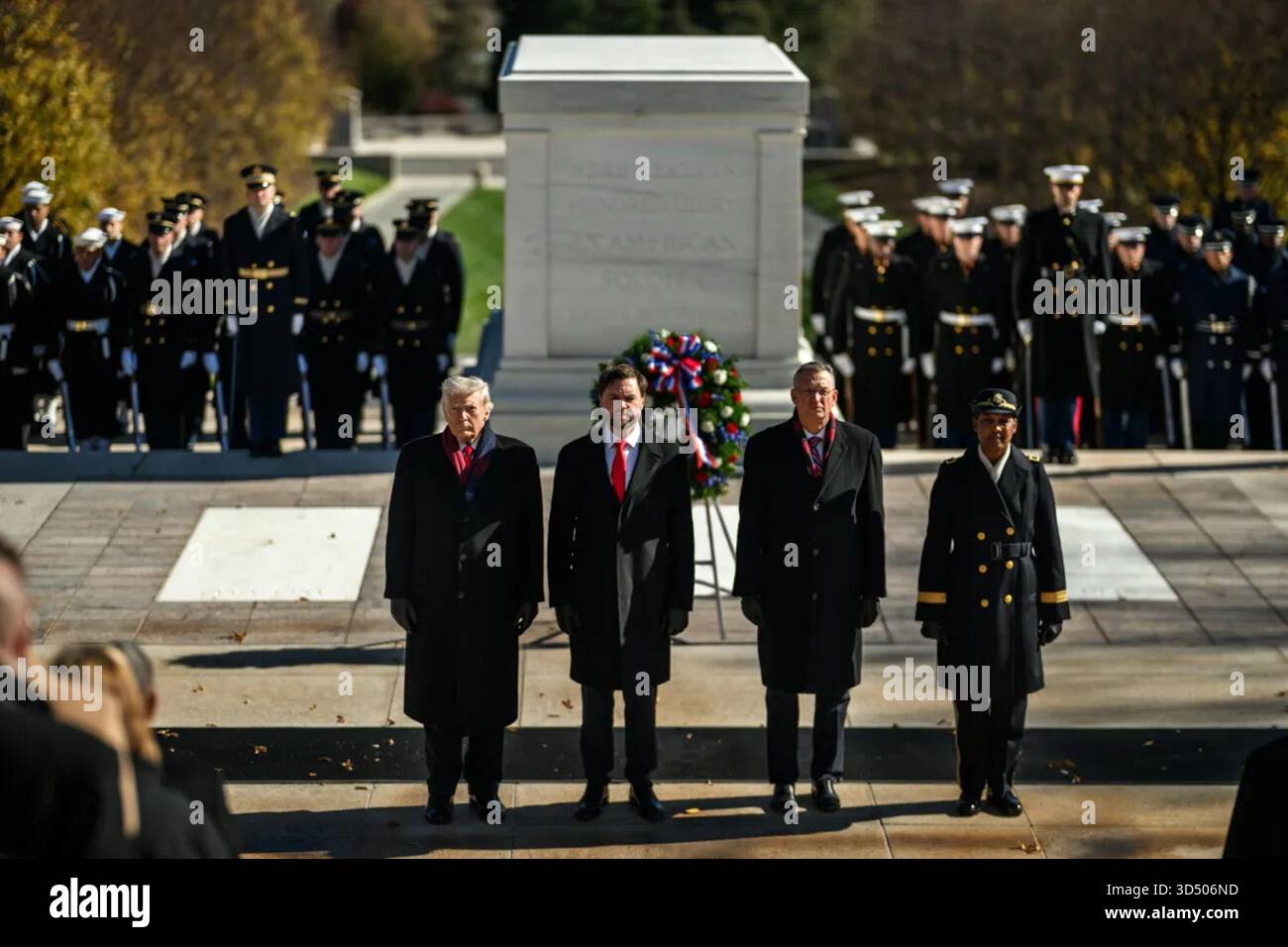 Il presidente Donald J. Trump partecipa a una cerimonia di deposizione delle ghirlande presso la Tomba del Milite Ignoto durante l'osservanza del Veterans Day presso l'Arlington National Cemetery di Arlington, Virginia. 11 novembre 2025. Per gentile concessione della Casa Bianca. Foto Stock