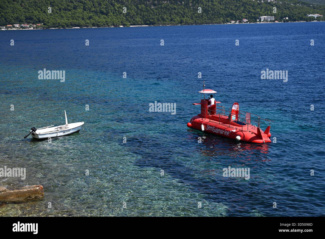 Korcula, Croazia - 26 agosto 2025: Sottomarino turistico vicino alla città vecchia di Korcula in Croazia. Foto Stock