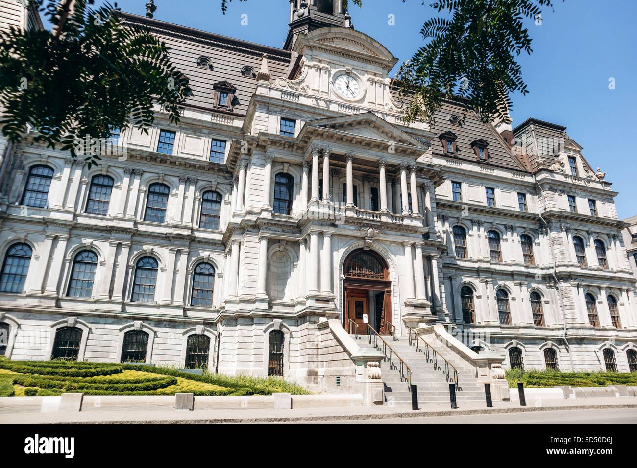 Lo storico Municipio di Montreal (Hotel de Ville de Montreal) in Rue Notre Dame Est nella Vecchia Montreal Foto Stock