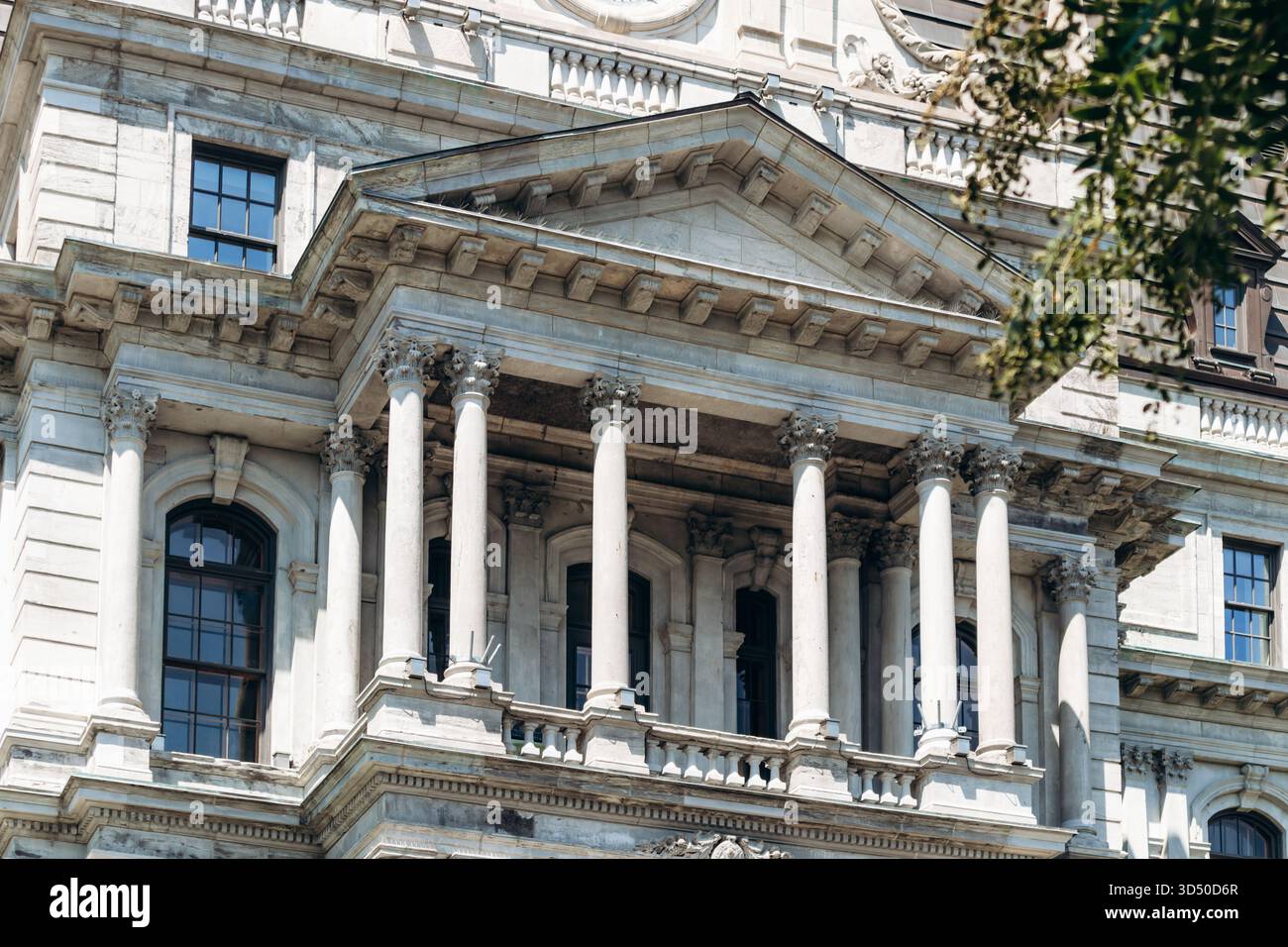 Balcone dello storico Hotel de Ville de Montreal in Rue Notre Dame Est, dove Charles de Gaulle pronunciò il suo famoso discorso nel 1967 Foto Stock