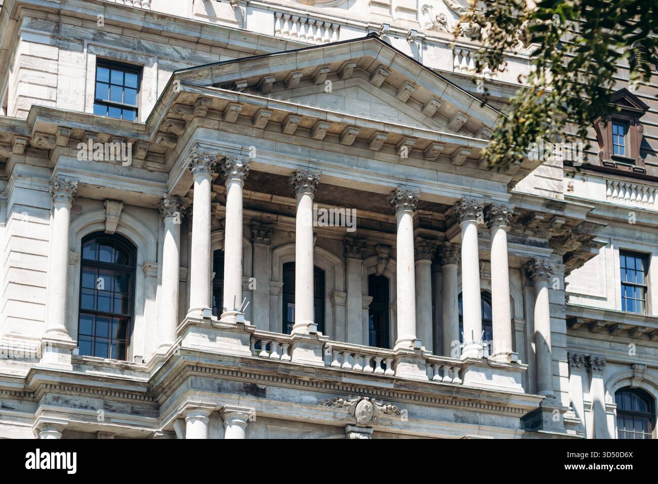 Balcone dello storico Hotel de Ville de Montreal in Rue Notre Dame Est, dove Charles de Gaulle pronunciò il suo famoso discorso nel 1967 Foto Stock