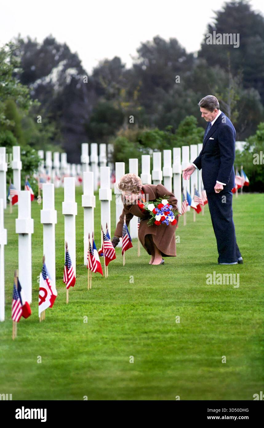 Il presidente degli Stati Uniti Ronald Reagan e la First Lady Nancy Reagan in visita alla tomba di Theodore Roosevelt Jr., al cimitero di Omaha Beach durante il 40° anniversario dello sbarco del D-Day, Colleville-sur-Mer, Francia, il presidente Ronald Reagan White House Photographic Office, 6 giugno 1984 Foto Stock