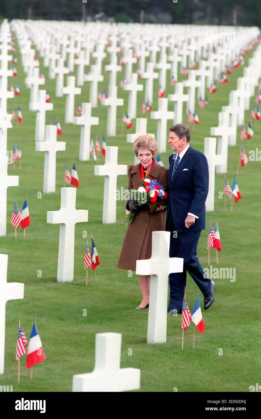Il presidente degli Stati Uniti Ronald Reagan e la First Lady Nancy Reagan camminano attraverso il cimitero di Omaha Beach durante il 40° anniversario dello sbarco del D-Day, Colleville-sur-Mer, Francia, il presidente Ronald Reagan White House Photographic Office, 6 giugno 1984 Foto Stock