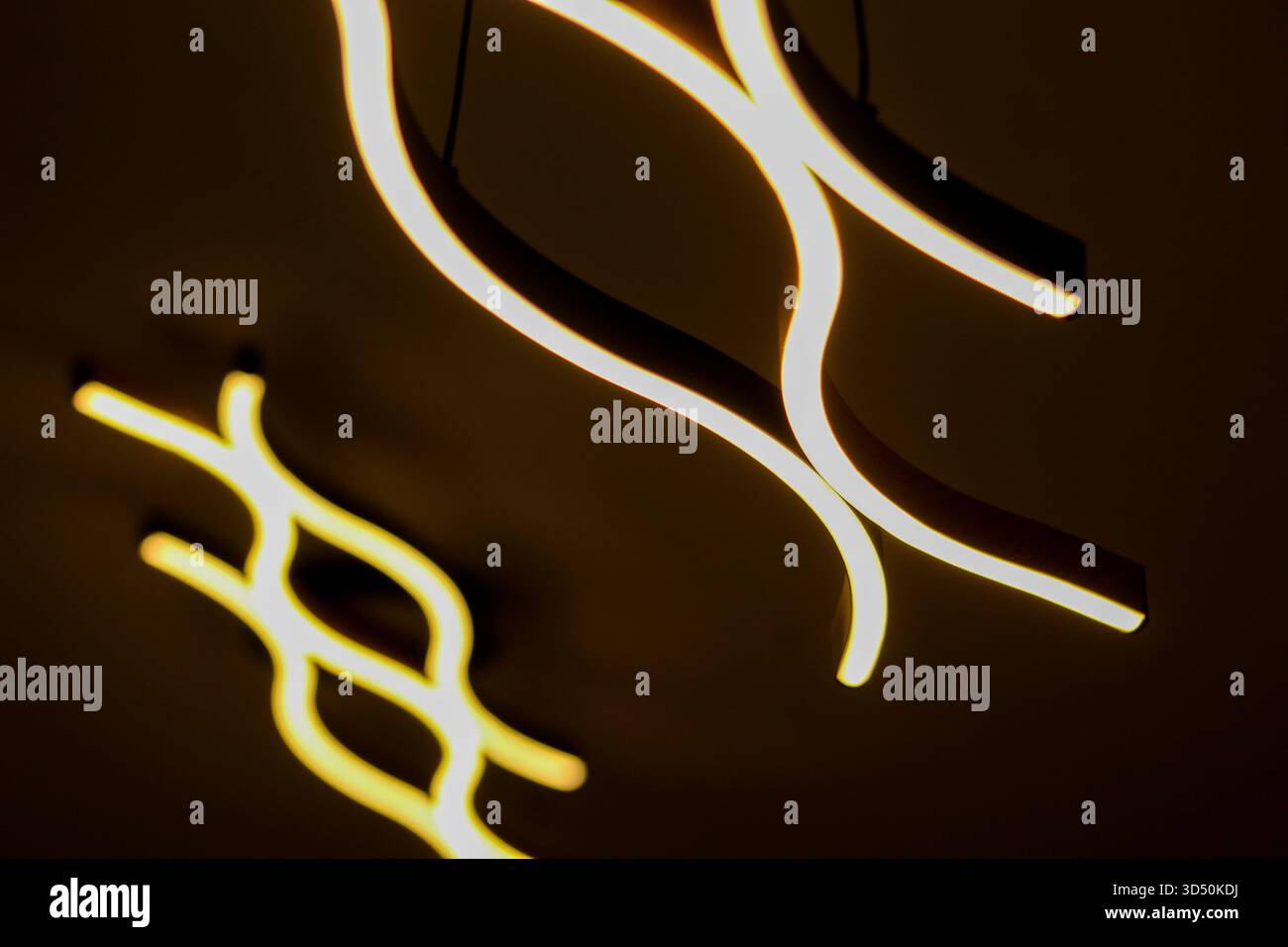 Composizione astratta dinamica di curve luminose a LED, simbolo della tecnologia moderna, dell'efficienza energetica e del design creativo. Foto Stock