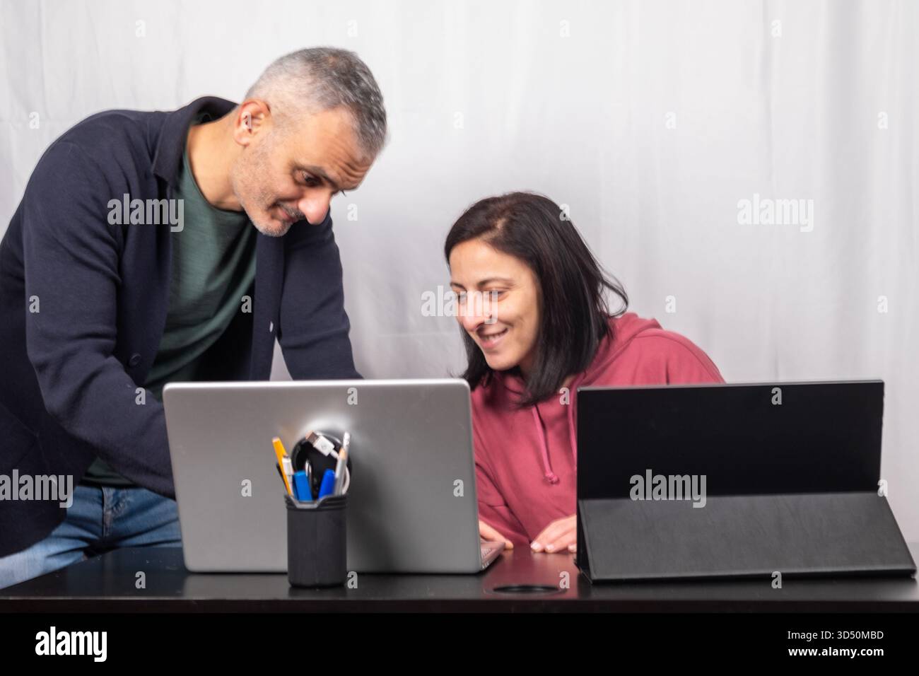 Il tutor si unisce a uno studente adulto. L'uomo e la donna sono italiani e hanno quarant'anni Foto Stock