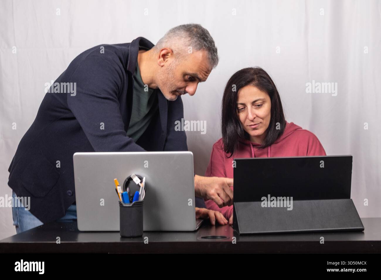 Il tutor si unisce a uno studente adulto. L'uomo e la donna sono italiani e hanno quarant'anni Foto Stock
