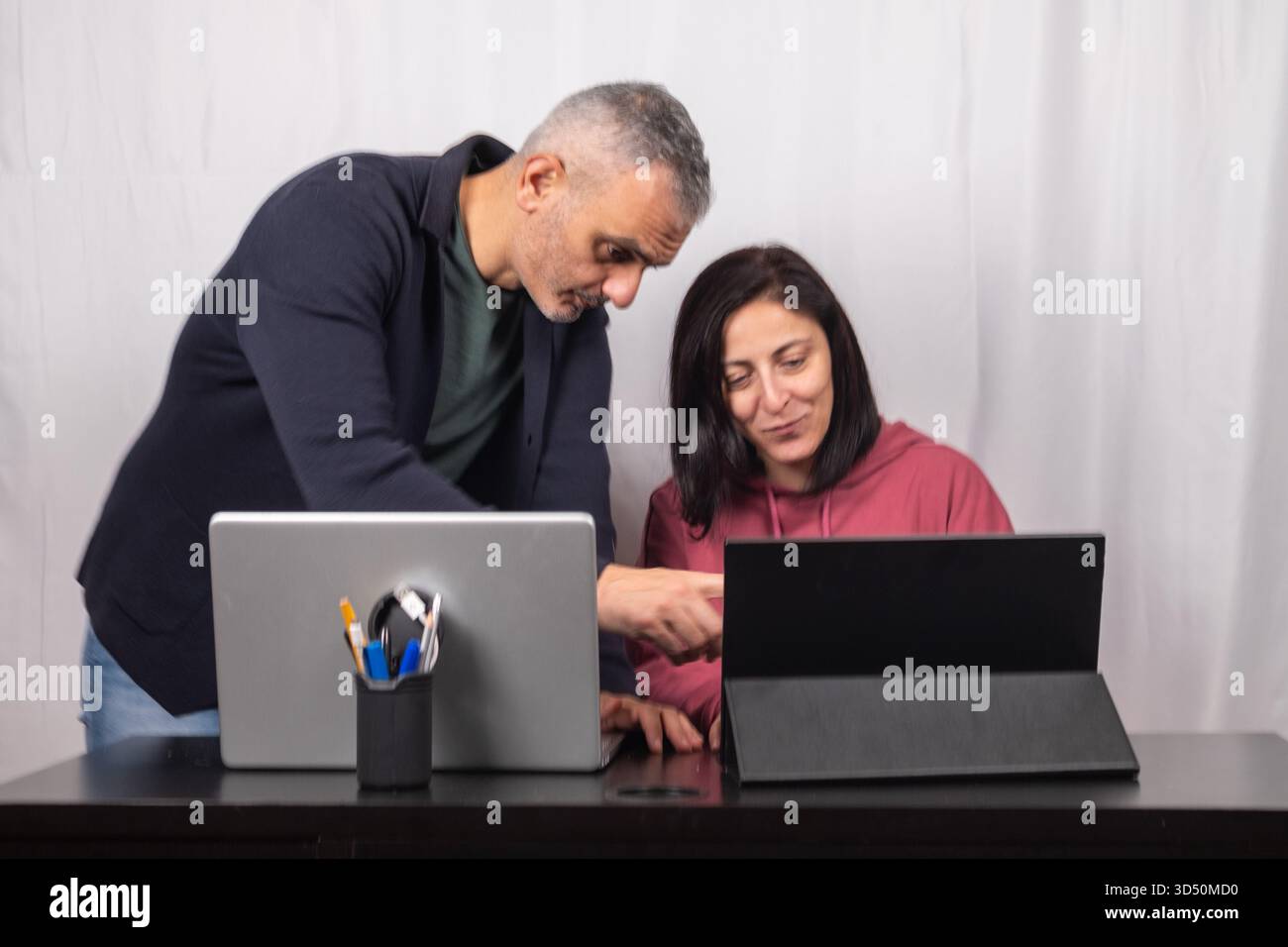 Il tutor si unisce a uno studente adulto. L'uomo e la donna sono italiani e hanno quarant'anni Foto Stock