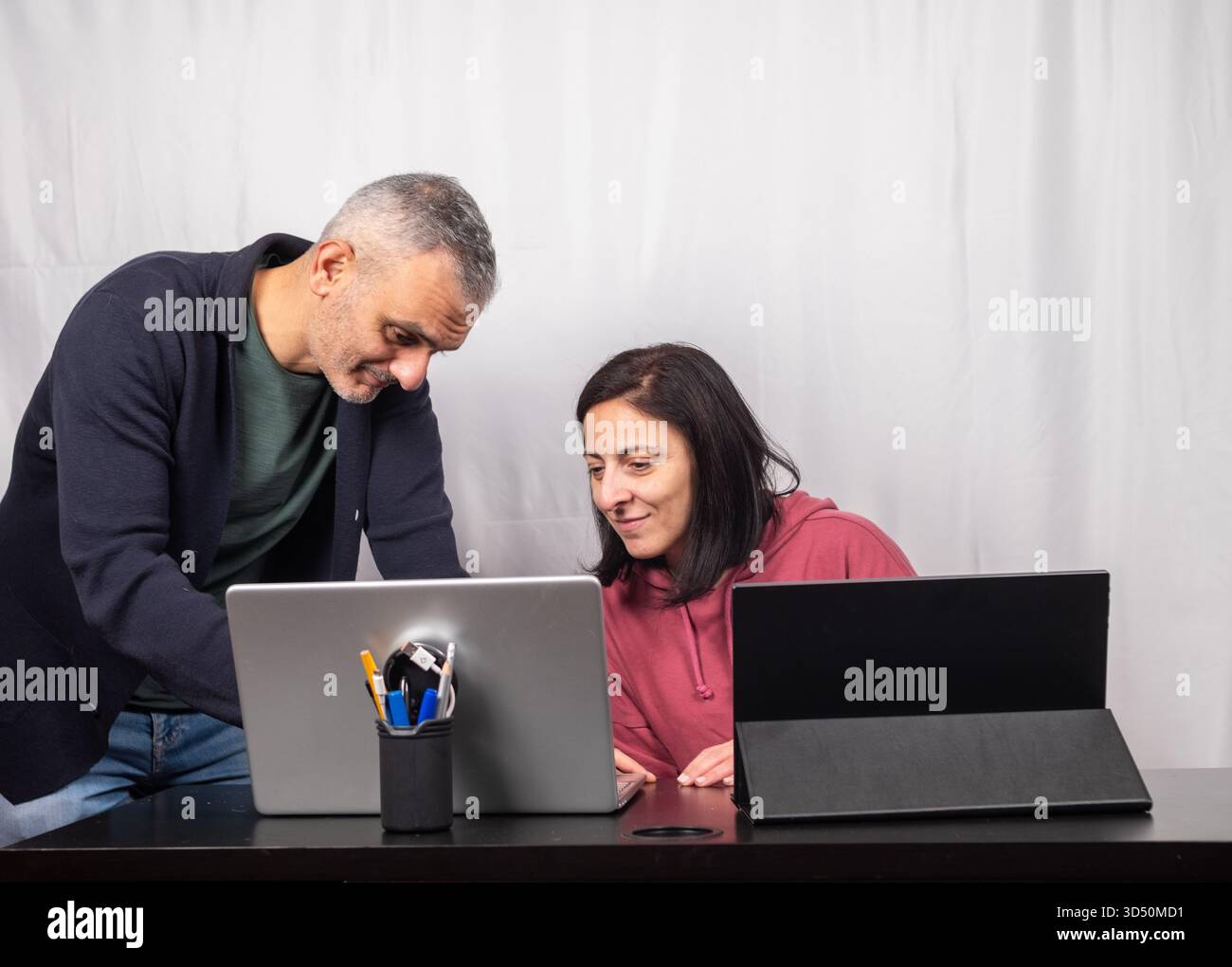 Il tutor si unisce a uno studente adulto. L'uomo e la donna sono italiani e hanno quarant'anni Foto Stock