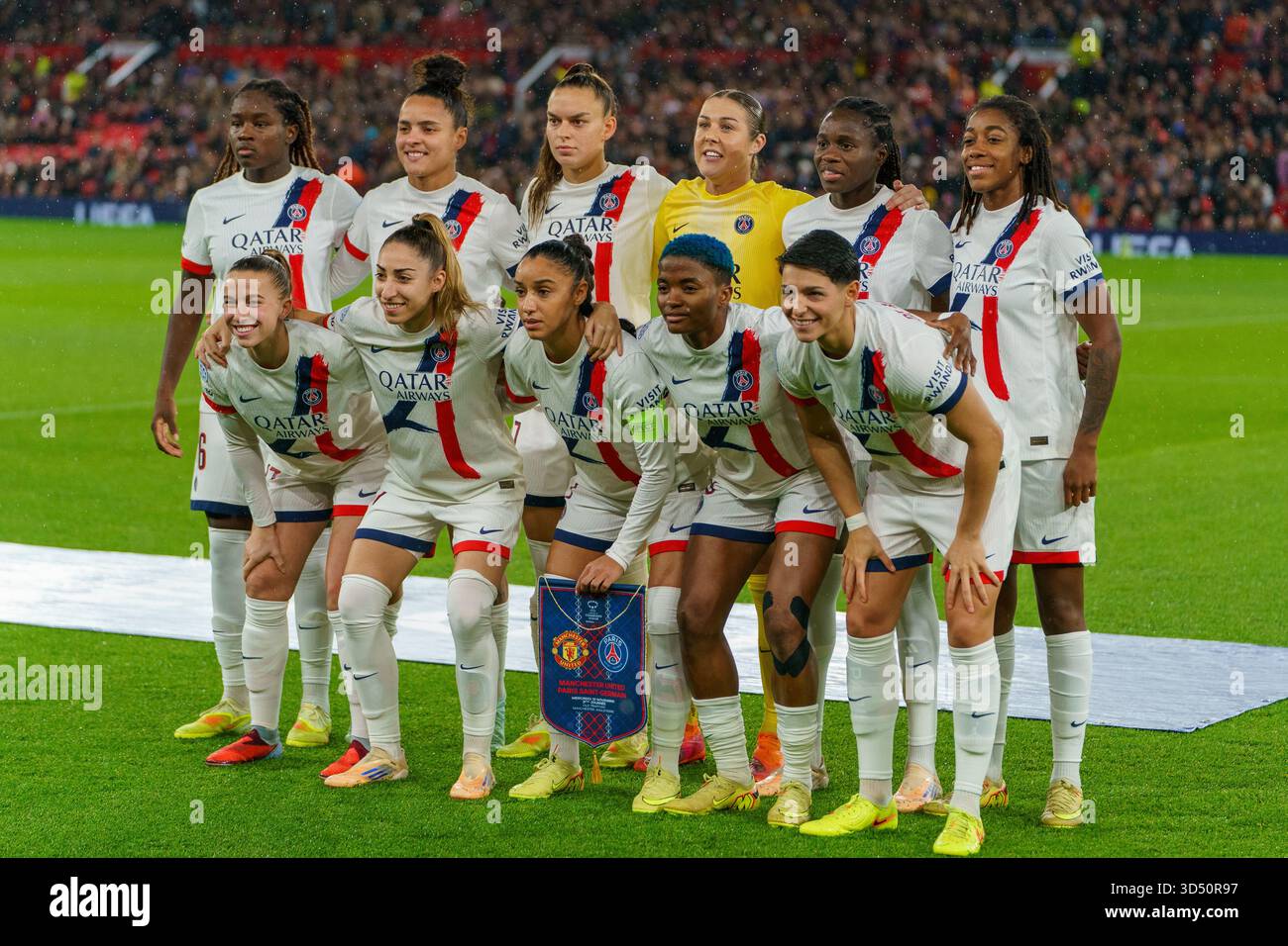Manchester, Regno Unito, 12 novembre 2025: La squadra del PSG che include il portiere Mary Earps (in seconda fila, in giallo) schiera prima del Manchester United contro il PSG nella UEFA Women’s Champions League a Old Trafford, Adam Edwards/Alamy Live News Foto Stock