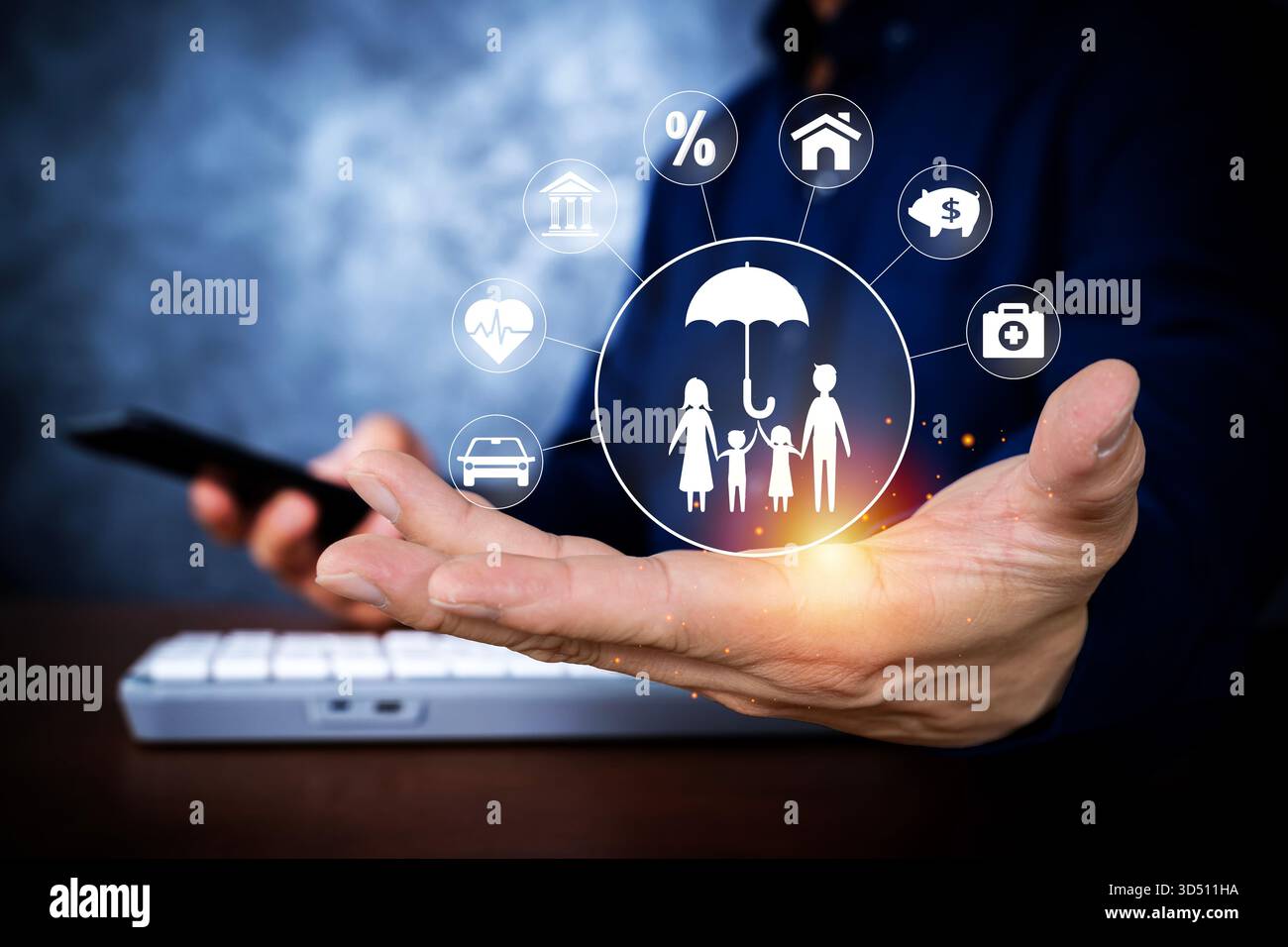 Icone digitali di protezione dell'assicurazione familiare che fluttuano sopra la mano di un uomo d'affari che rappresentano la salute, la casa, la finanza, la sicurezza e la pianificazione futura, rischio Foto Stock