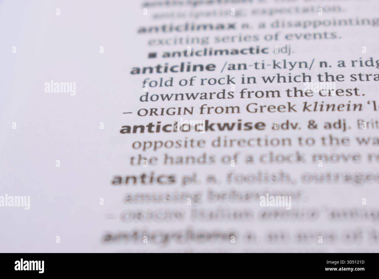 English Definition Dictionary pagina primo piano della parola stampata di -senso antiorario Foto Stock