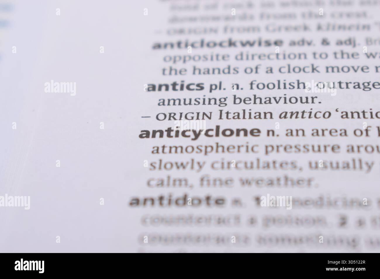 Primo piano della pagina del dizionario inglese con Word - anticyclone Foto Stock