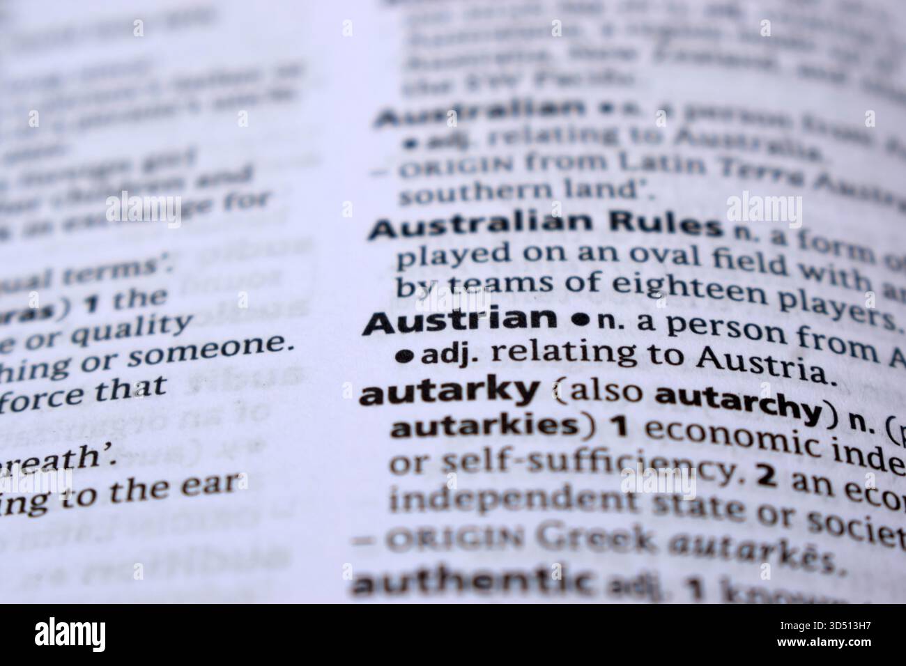 Primo piano della pagina del dizionario inglese con Word - austriaco Foto Stock