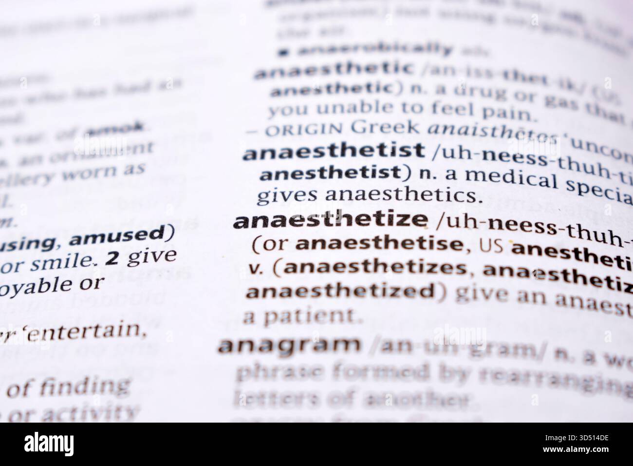 Primo piano della pagina del dizionario inglese con Word - anestetizza Foto Stock