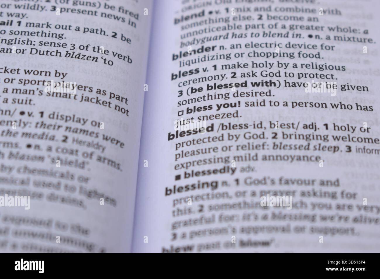 Primo piano della pagina del dizionario inglese con Word - benedetto Foto Stock