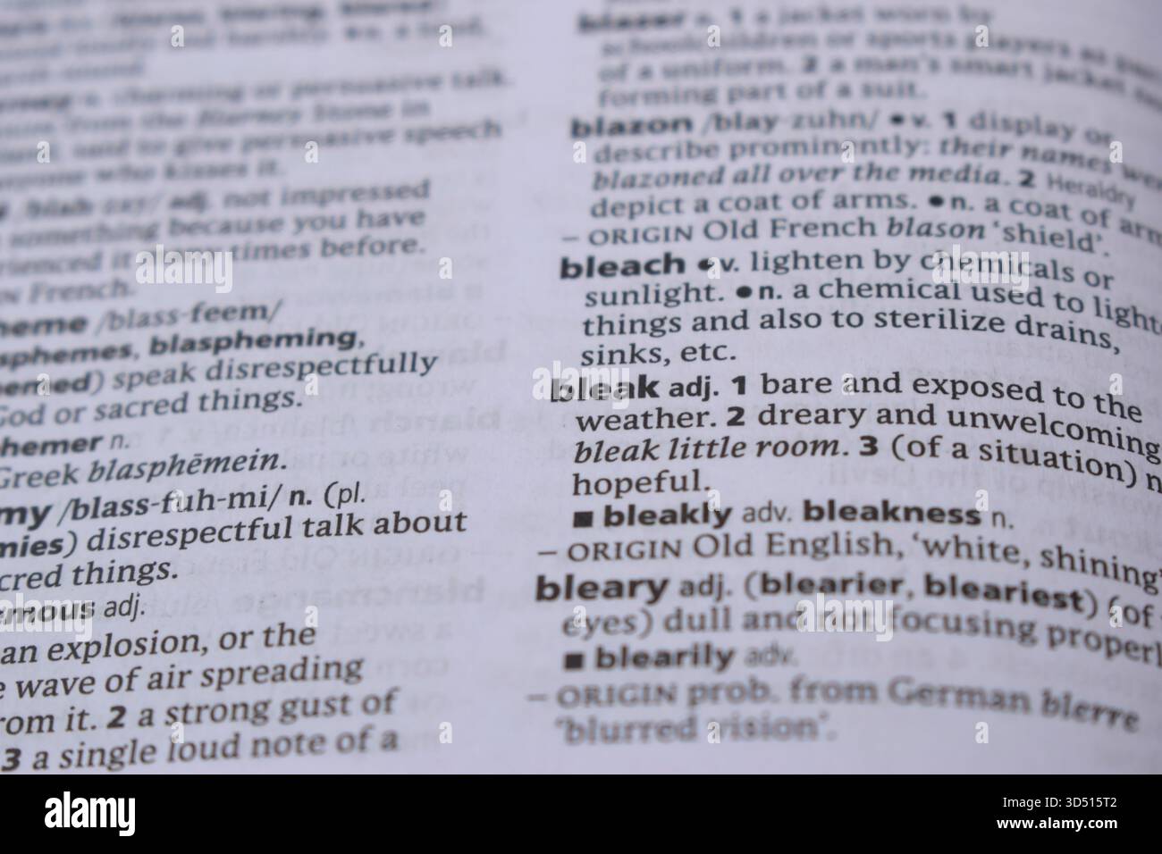 Primo piano della pagina del dizionario inglese con Word - bleak Foto Stock