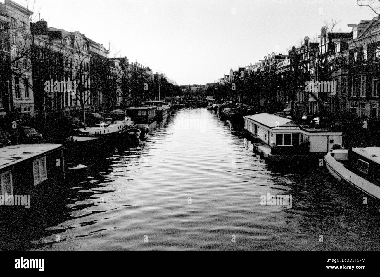 Vista su Keizersgracht. Vista su Keizersgracht, Amsterdam, Paesi Bassi. Girato su Analog Black & Whote Film, 2022. Amsterdam Keizersgracht Noord-Holland Nederland Copyright: XGuidoxKoppesxPhotox Foto Stock