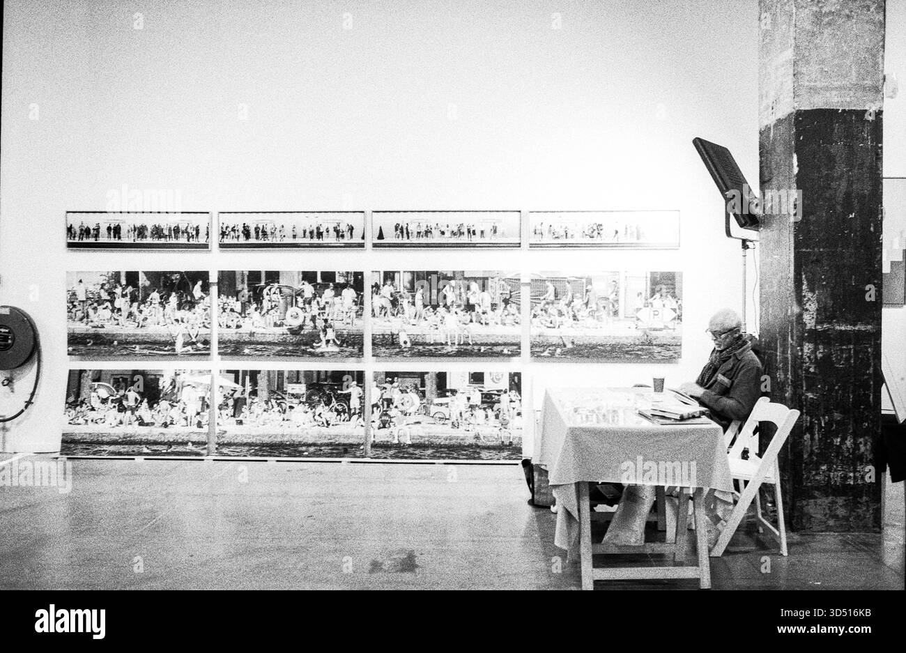 Tariffa arte fotografica. Vista sulla tariffa e mostra fotografica dell'arte al Loods 6 KNSM Island. Amsterdam, Paesi Bassi. Girato su Analog Black & Whote Film, 2024. Amsterdam Loods / KNSM Eiland Noord-Holland Nederland Copyright: XGuidoxKoppesxPhotox Foto Stock