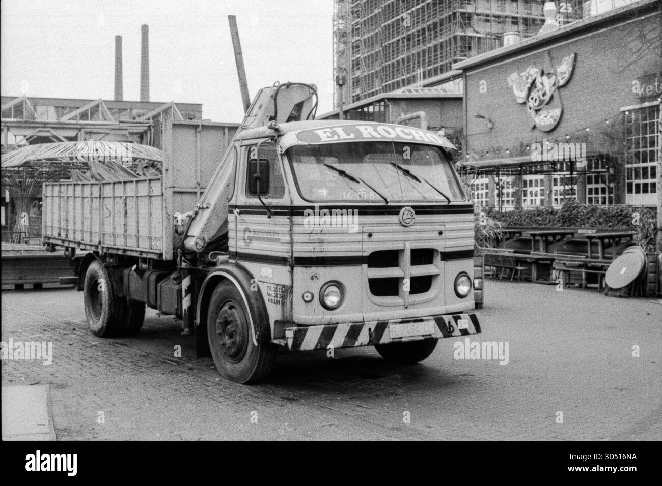 Ex fabbriche Philips. Le ex fabbriche Philips di Strijp S sono state trasformate in Housing and Leisure area S, dove le piccole imprese e gli individui hanno trovato un buon ambiente di vita. Eindhoven, Paesi Bassi. Girato su pellicola analogica in bianco e nero. Eindhoven Strijp S Noord-Brabant Nederland Copyright: XGuidoxKoppesxPhotox Foto Stock