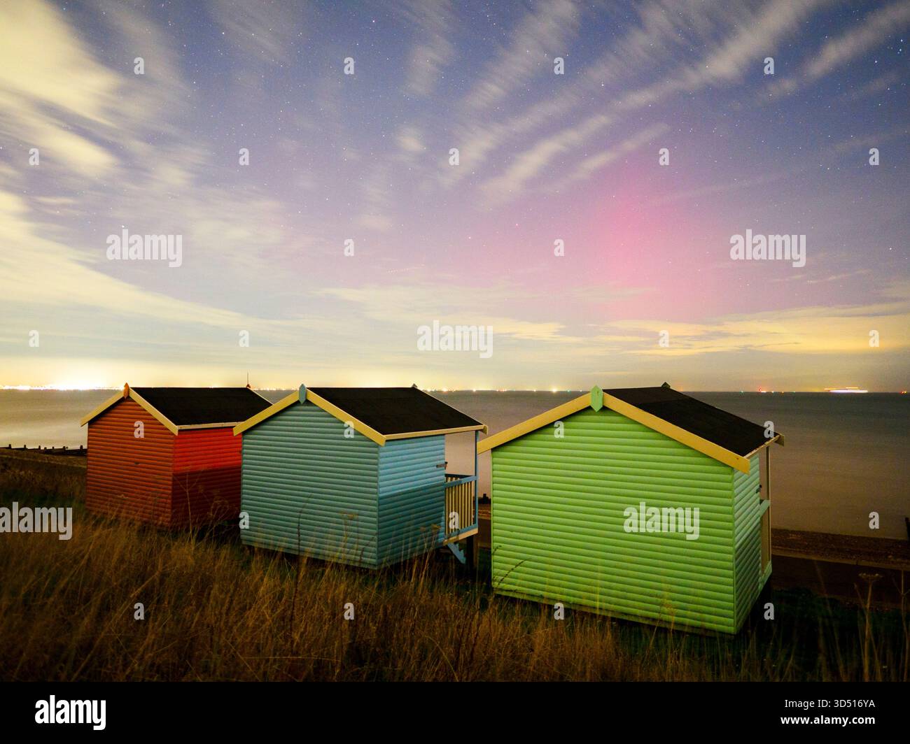 Minster on Sea, Kent, Regno Unito. 13 novembre 2025. Una mostra dell'aurora boreale (aurora boreale) vista a Minster on Sea, Kent nelle prime ore del mattino. Crediti: James Bell/Alamy Live News Foto Stock